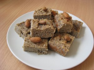 Banános-mandulás tepsis sütemény