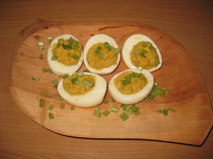 Spárgakrémmel töltött tojás