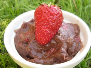 Paleo csokipuding eperdarabokkal Paleo csokipuding eperdarabokkal